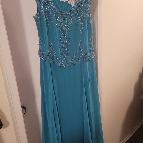 Ladies Beaded Dress - Picture 3 of 8